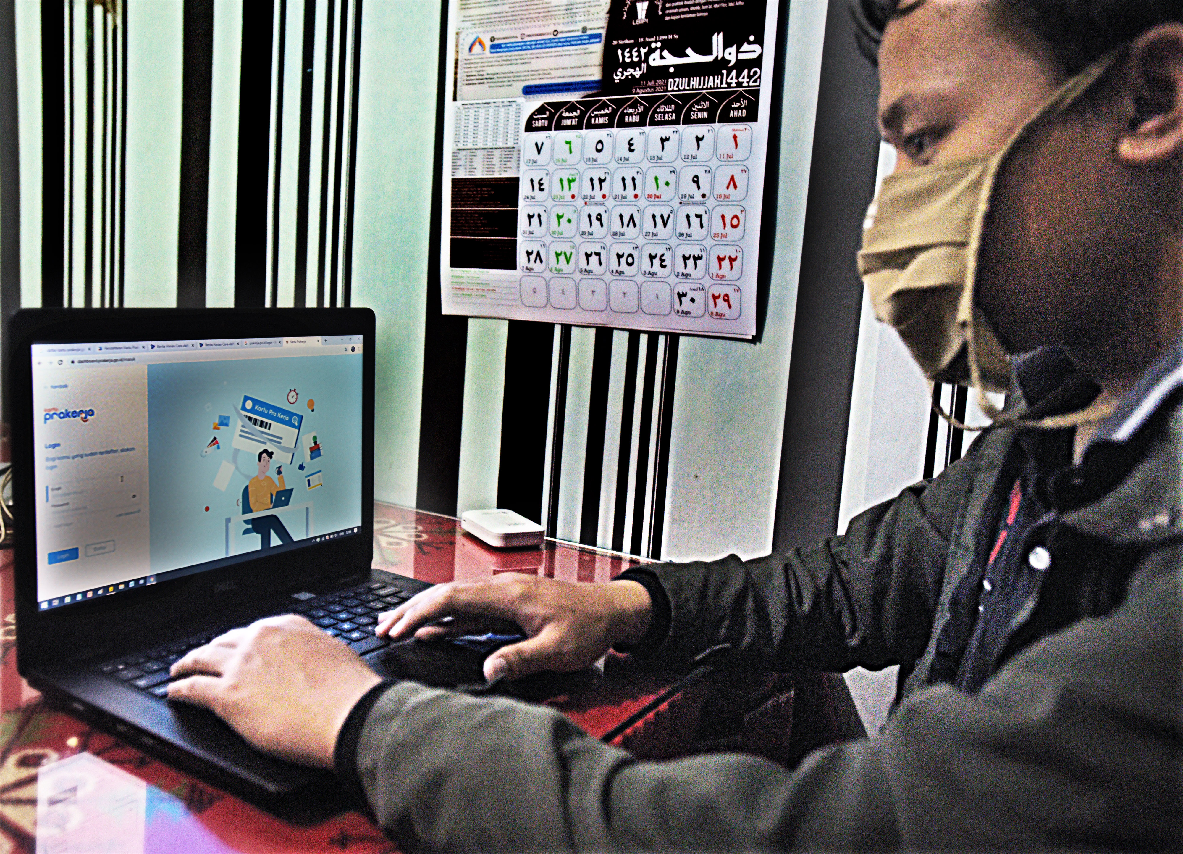 Warga membuka laman Prakerja