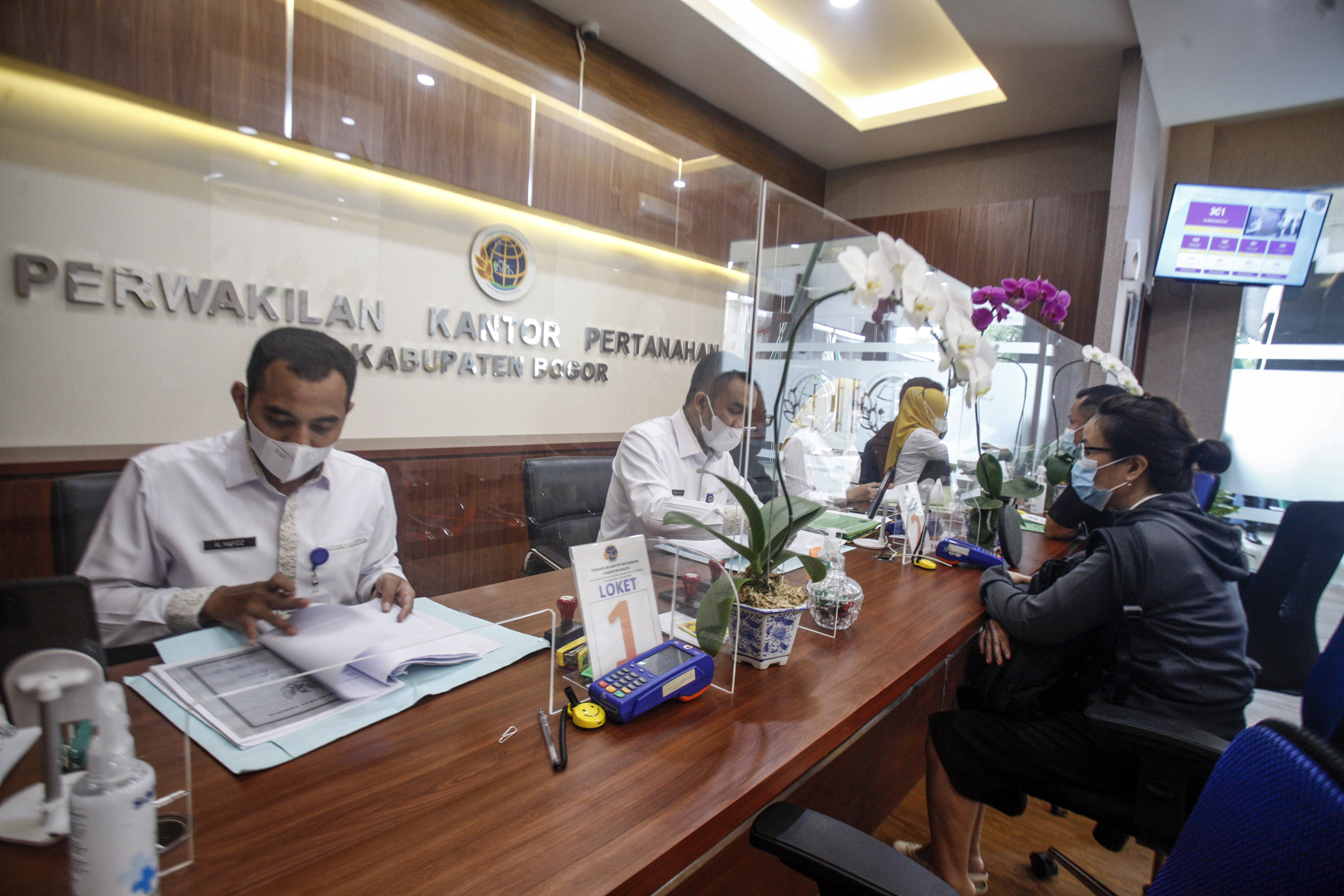 Warga mengurus surat tanah di Kantor Perwakilan Pertanahan Kabupaten Bogor, Cileungsi, Bogor, Jawa Barat, Rabu (17/2).