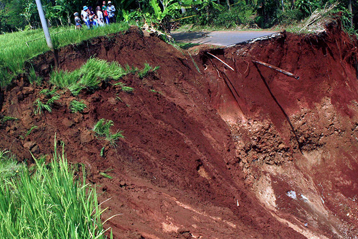Ada Longsor, KA Lintas Stasiun Pohgajih - Kesamben Terganggu