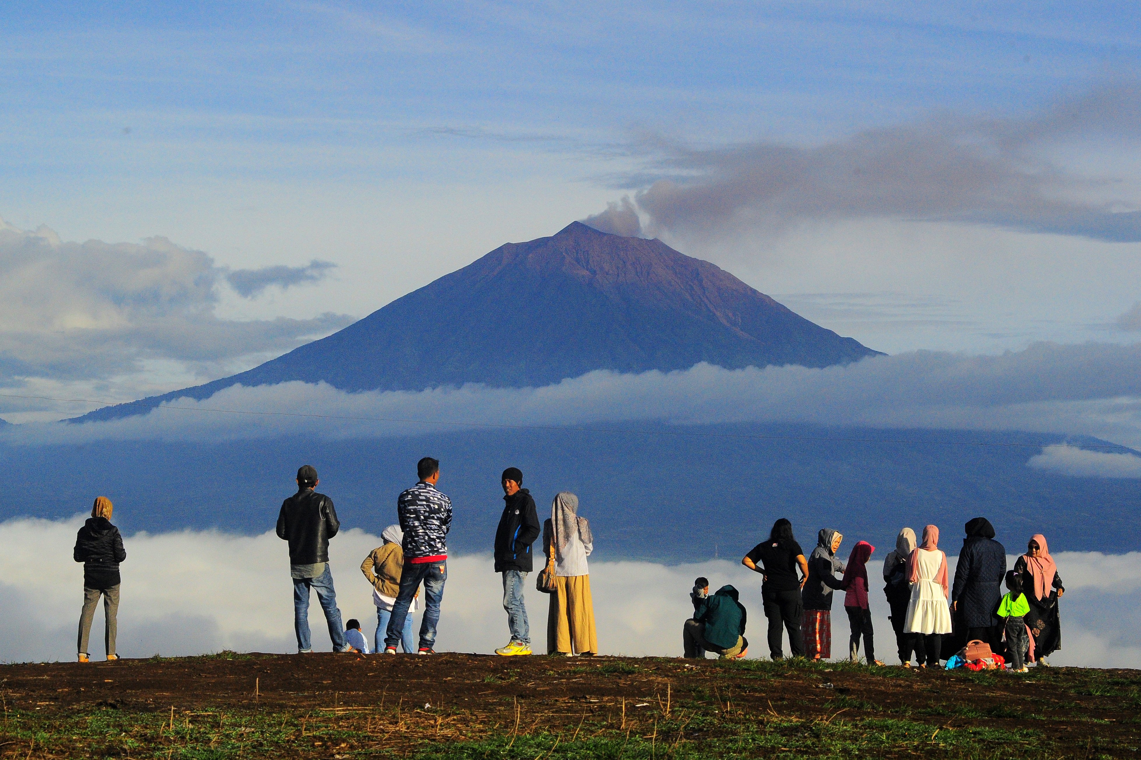 Destinasi wisata bukit Tirai embun dengan latar belakang Gunung Kerinci di Jambi