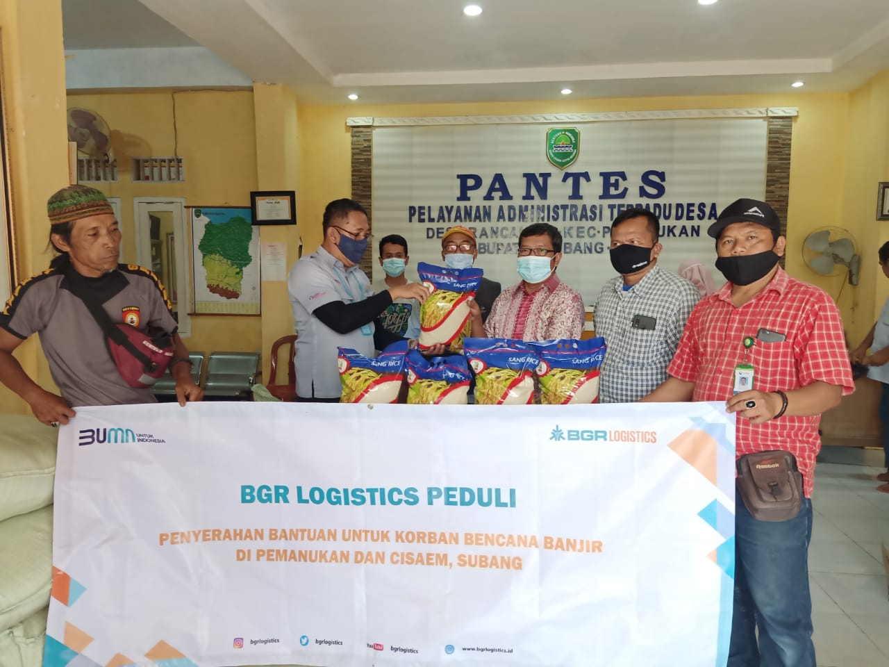 BGR Logistics memberi bantuan beras kepada korban banjir di Subang, Jawa Barat. 