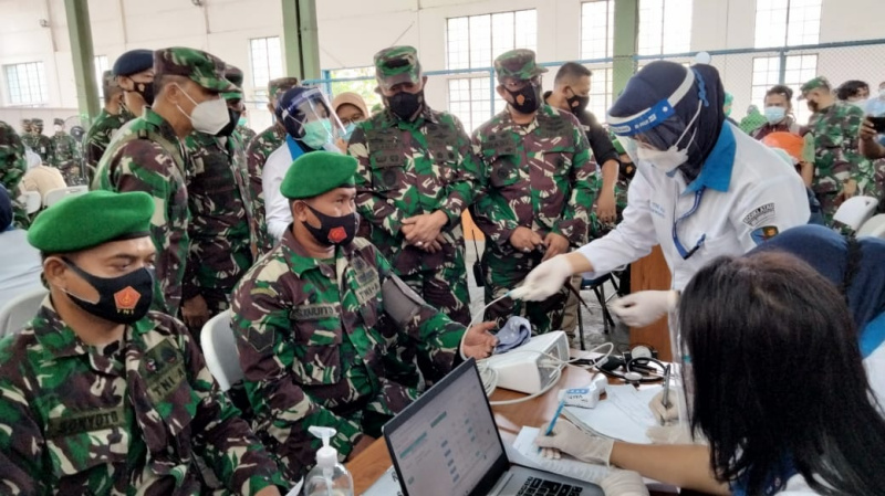 Kasum TNI Letjen TNI Ganip Waskito memantau vaksinasi covid 1.695 prajurit Babinsa di Depohar 50 Lanud Adi Soemarmo, Selasa (2/3/2021).