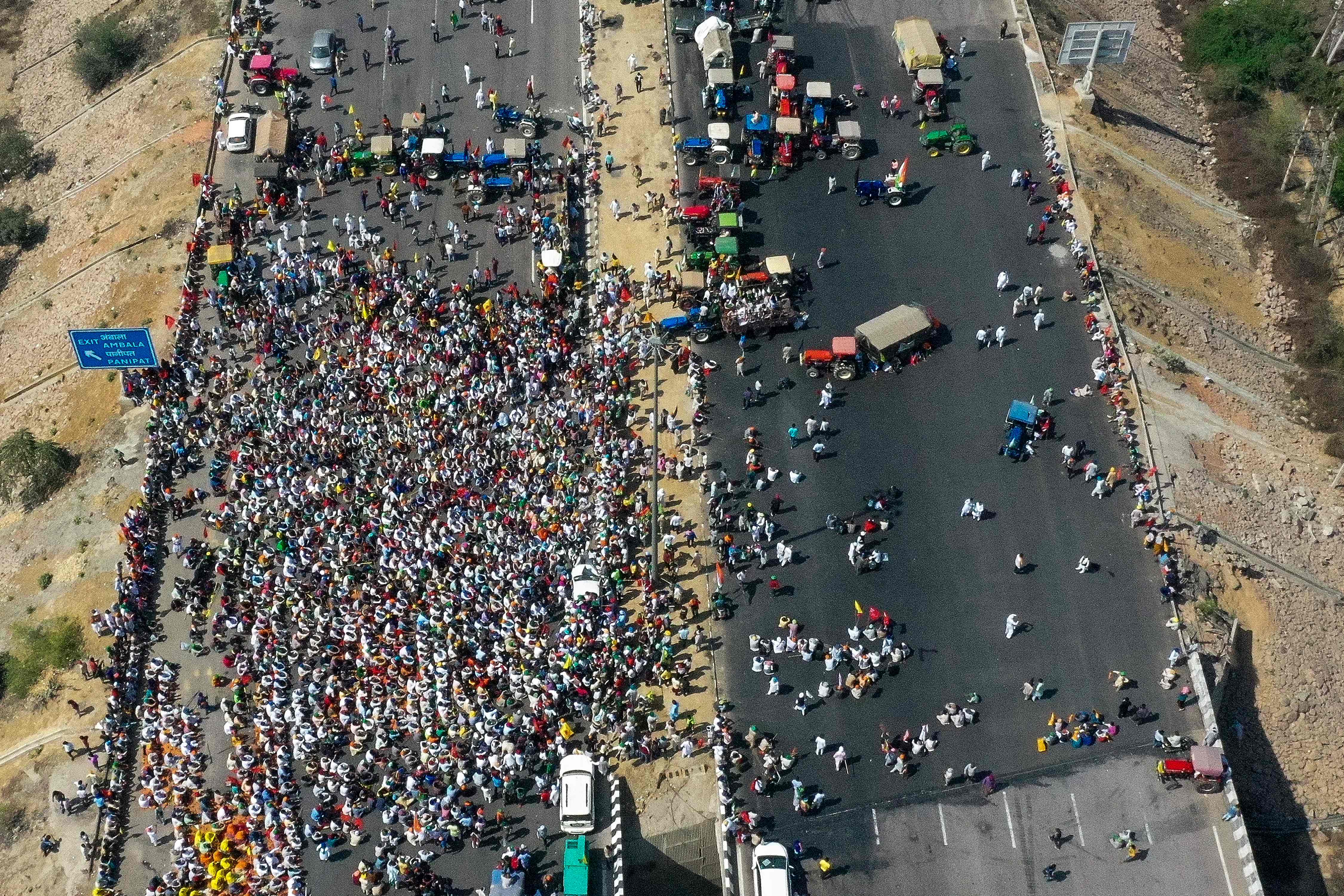 Ribuan petani India memblokade jalan tol di Kundli, negara bagian Haryana memperingati 100 hari penolakan UU Pertanian, Sabtu (6/3/2021).