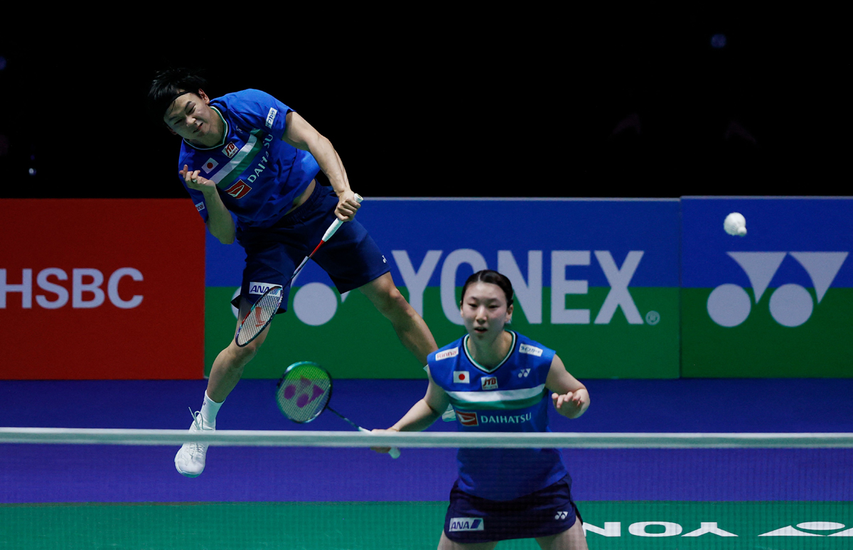 Pebulutangkis Jepang Yuta Watanabe yang berpasangan dengan Arisa Higashino melepaskan smes dalam final ganda campuran All England 2021. 