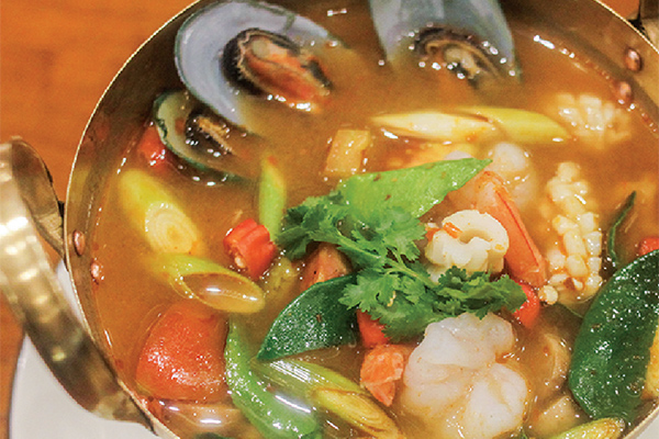 Tomyam, kuliner yang kental dengan rasa asam dan pedas asal Thailand.