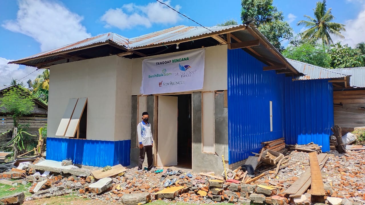 Suparman salah satu penerima bantuan bahan bangunan Media Group Peduli di Desa Katuangin, Mulunda, Kabupaten Majene, Sulawesi Barat