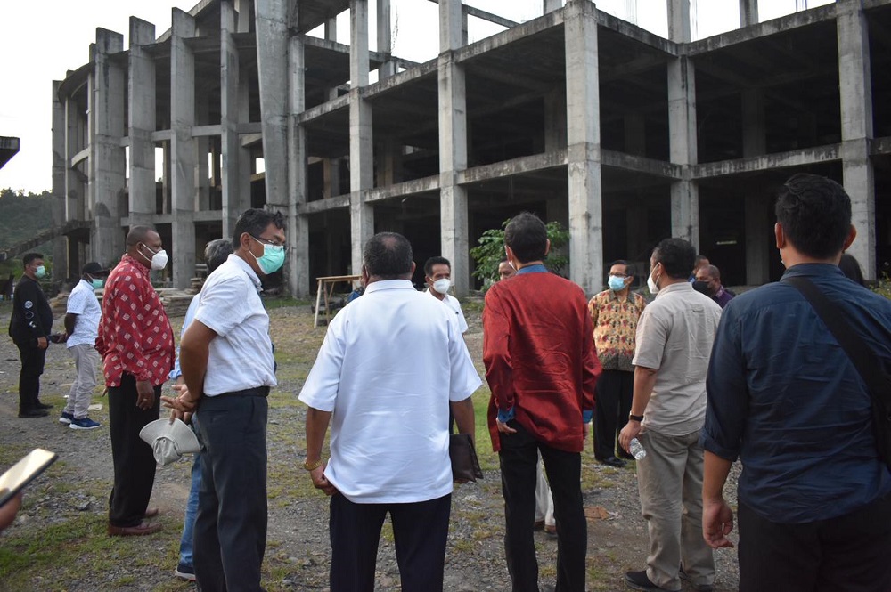 Dirjen Dikti Kemendikbud Nizam didampingi Rektor Uncen Apollo Safanpo melihat langsung pembangunan RS Pendidikan Uncen yang mangkrak.