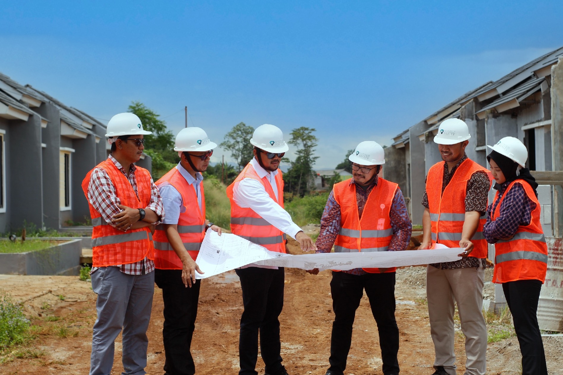 CEO Manakib Realty Hamzah M Ali (kemeja lengan panjang warna putih).