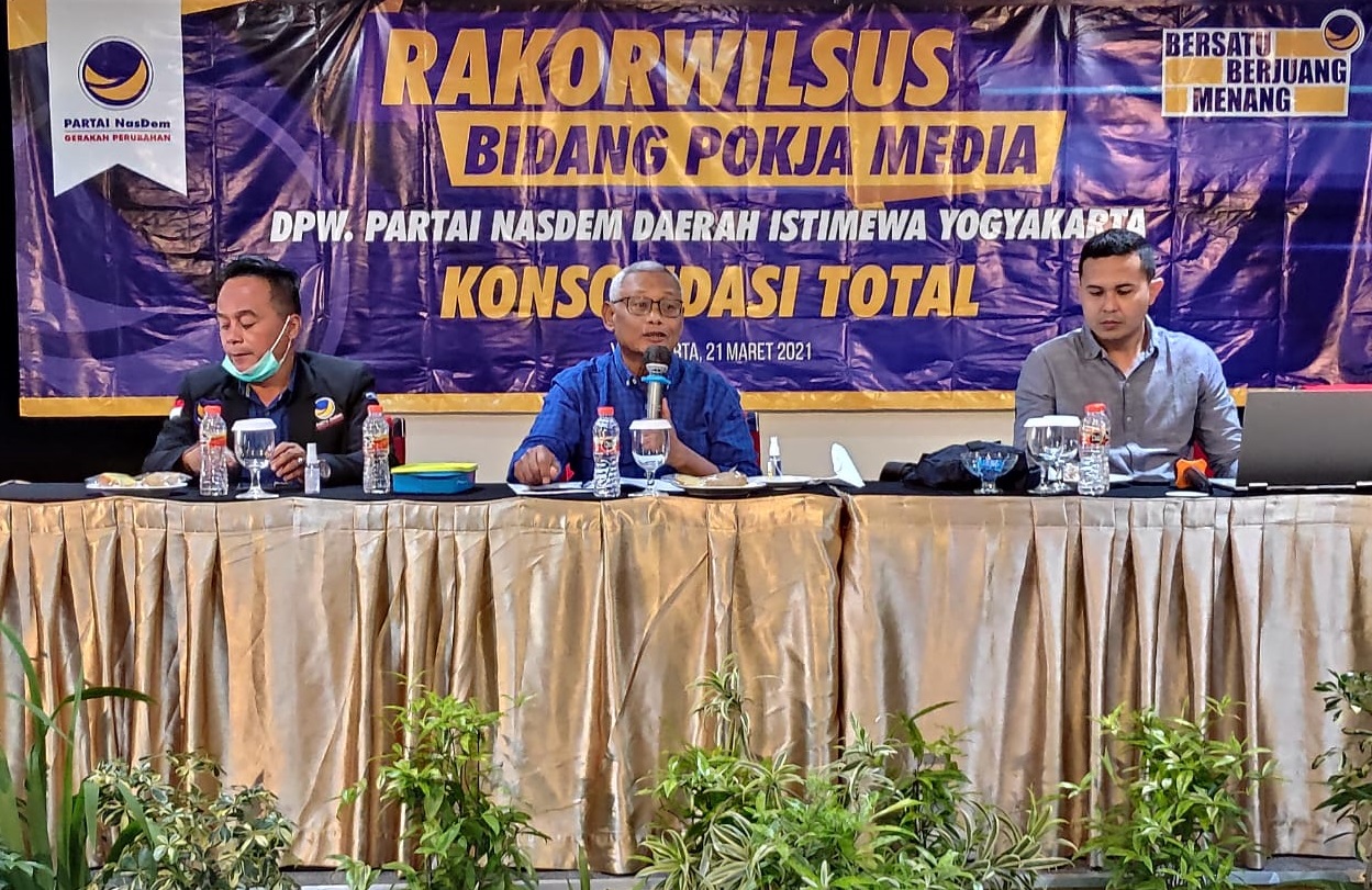  Ketua DPW Partai NasDem DIY Subardi (tengah) saat memberi pengarahan dalam Rakorsus) bidang Pokja Media di Sleman, Minggu (21/3/2021).