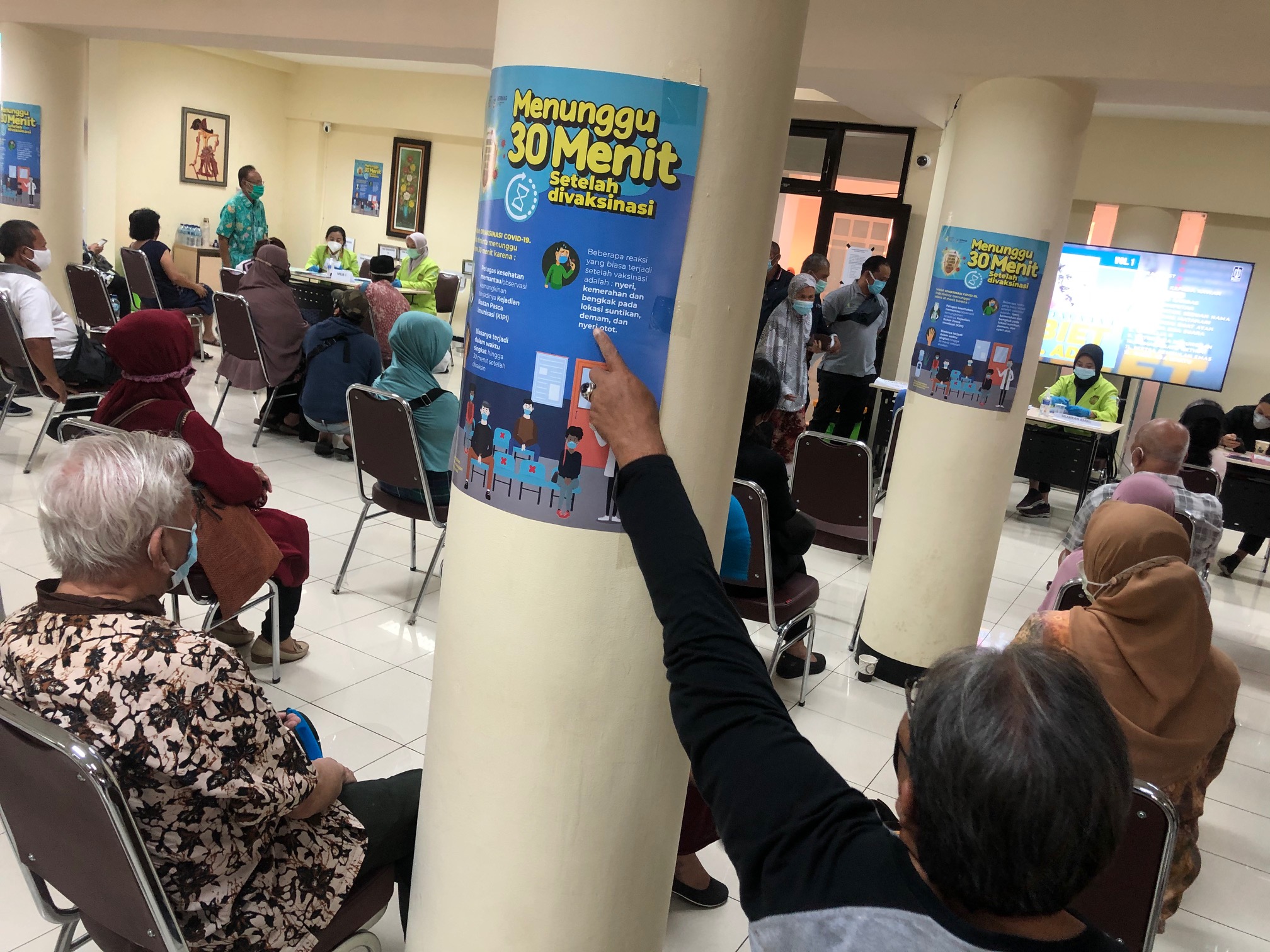 Lansia menunggu di ruang observasi setelah mengikuti vaksinasi covid-19 di Jakarta.