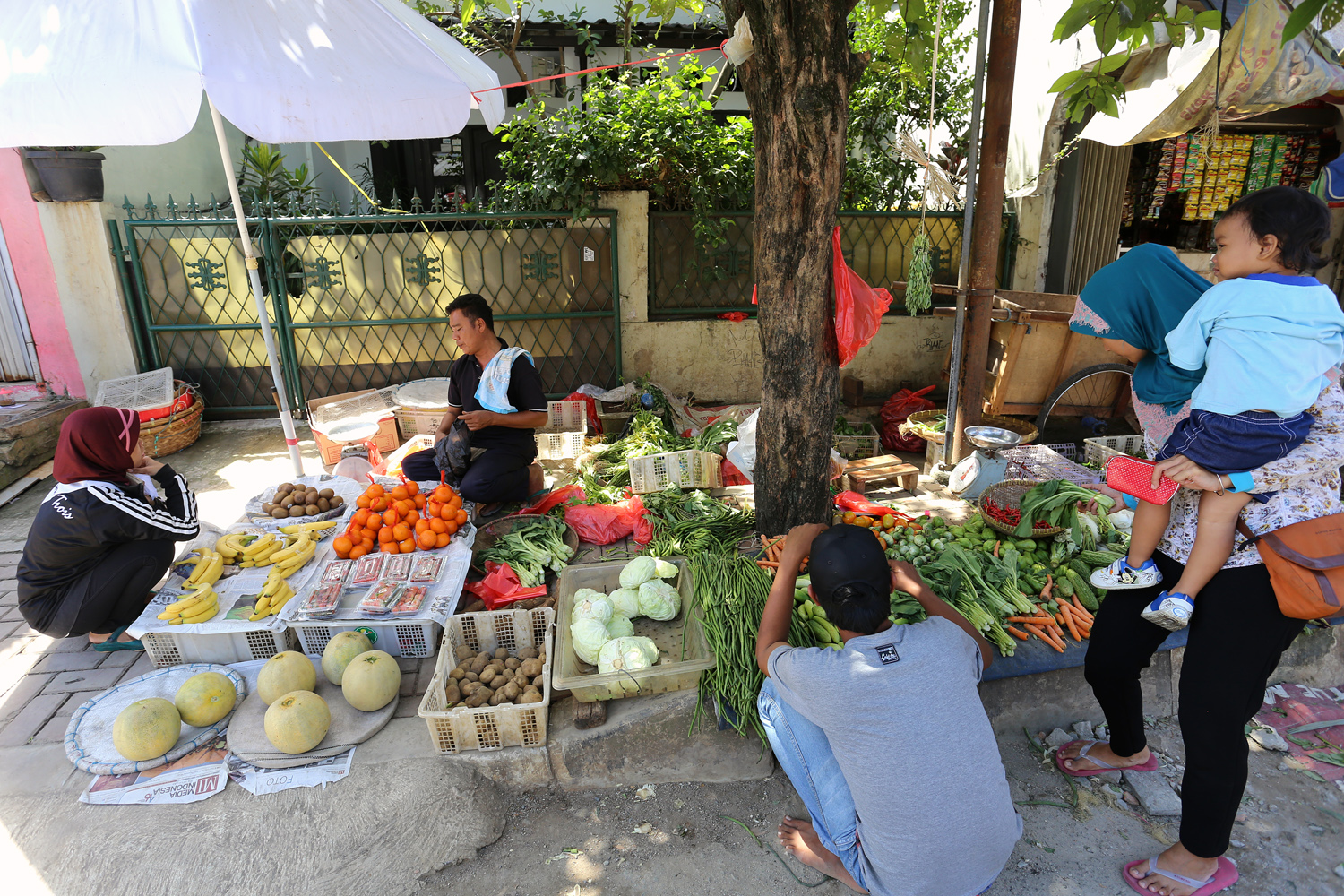 Pedagang memilih berjualan di luar gedung Pasar Musi Depok