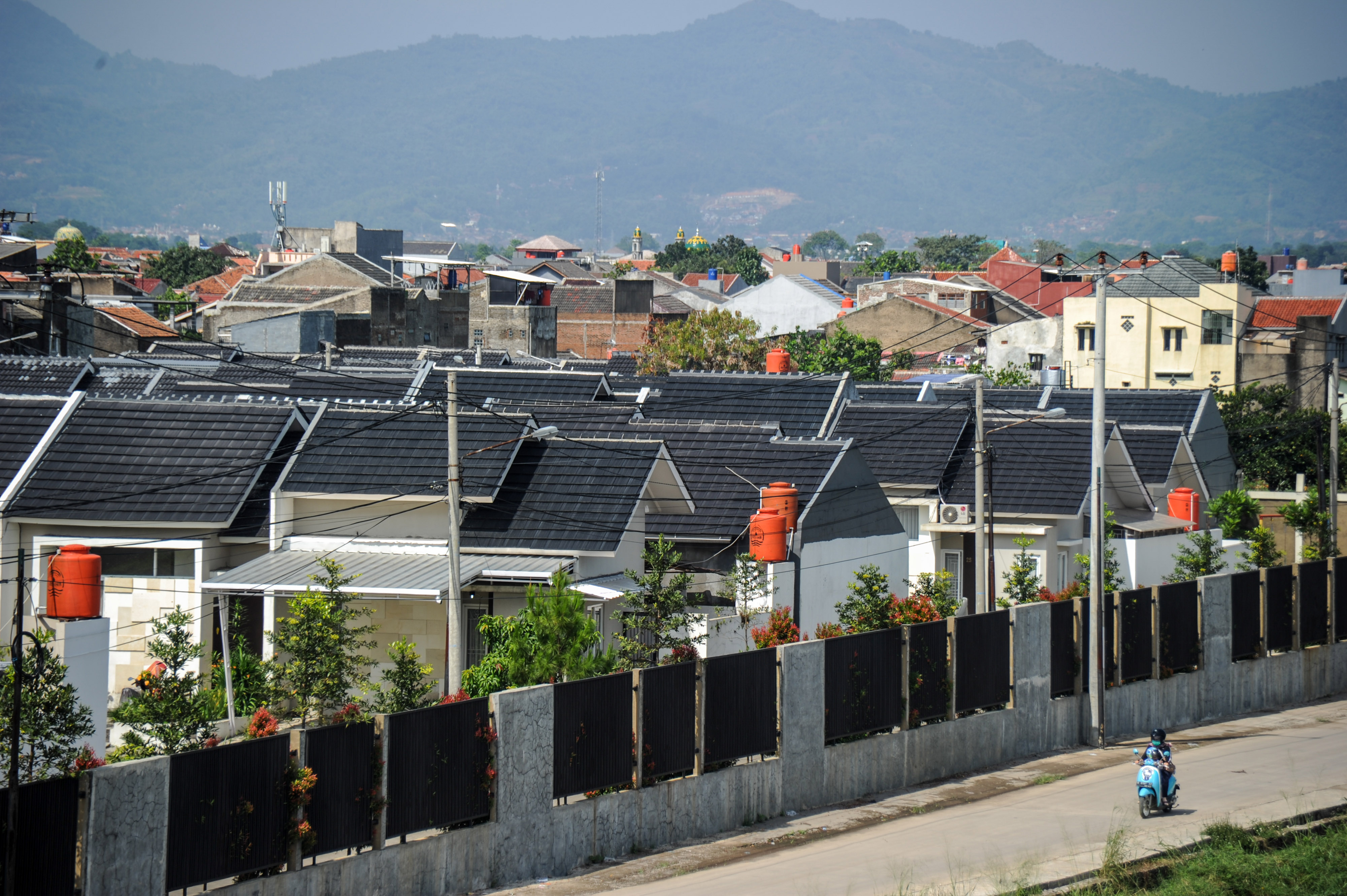 Perumahan di daerah Bandung, Jawa Barat.  Jawa Barat menjadi salah satu pilihan untuk tinggal di luar Jabodetabek