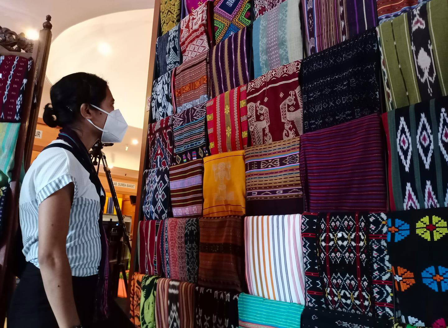Bank Indonesia menggelar Event Exotic Tenun Fest 2021 untuk mempromosikan tenun ikat NTT