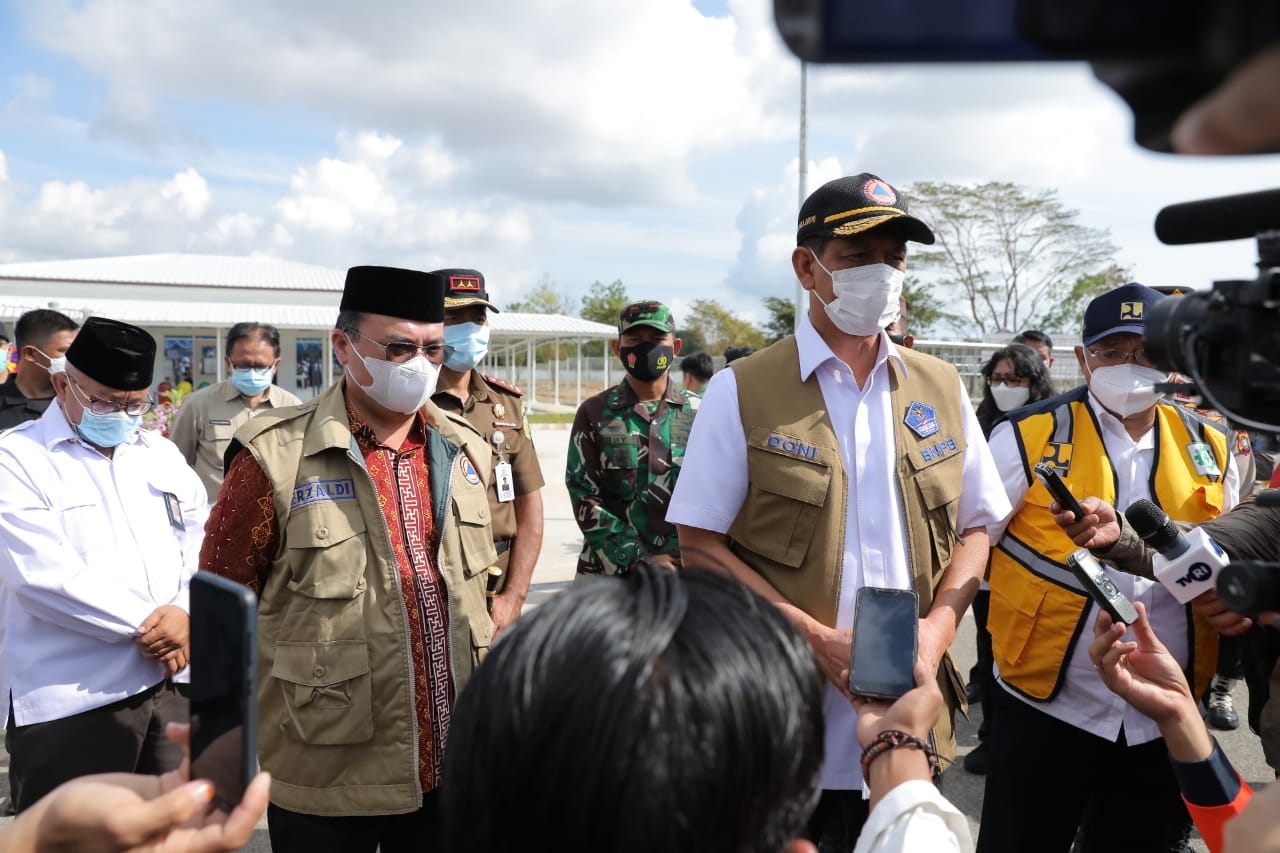 Kepala BNPB Doni Monardo didampingi Gubernur Provinsi Babel Erzaldi Rosman meresmikan Rumah Sakit Infeksi dan Karantina Covid-19  Babel..
