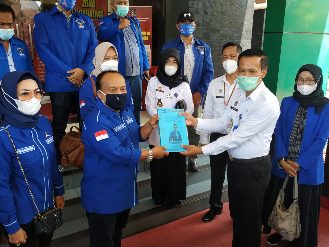 DPD Partai Demokrat DIY serahkan buku AD ART Partai Demokrat ke Kanwil Kemenkum HAM DIY, Rabu (10/3) 