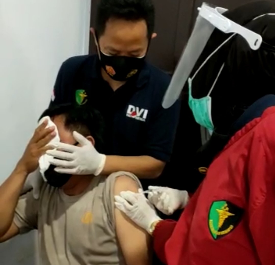 Anggota Polsek Cibeureum yang menangis saat divaksinasi