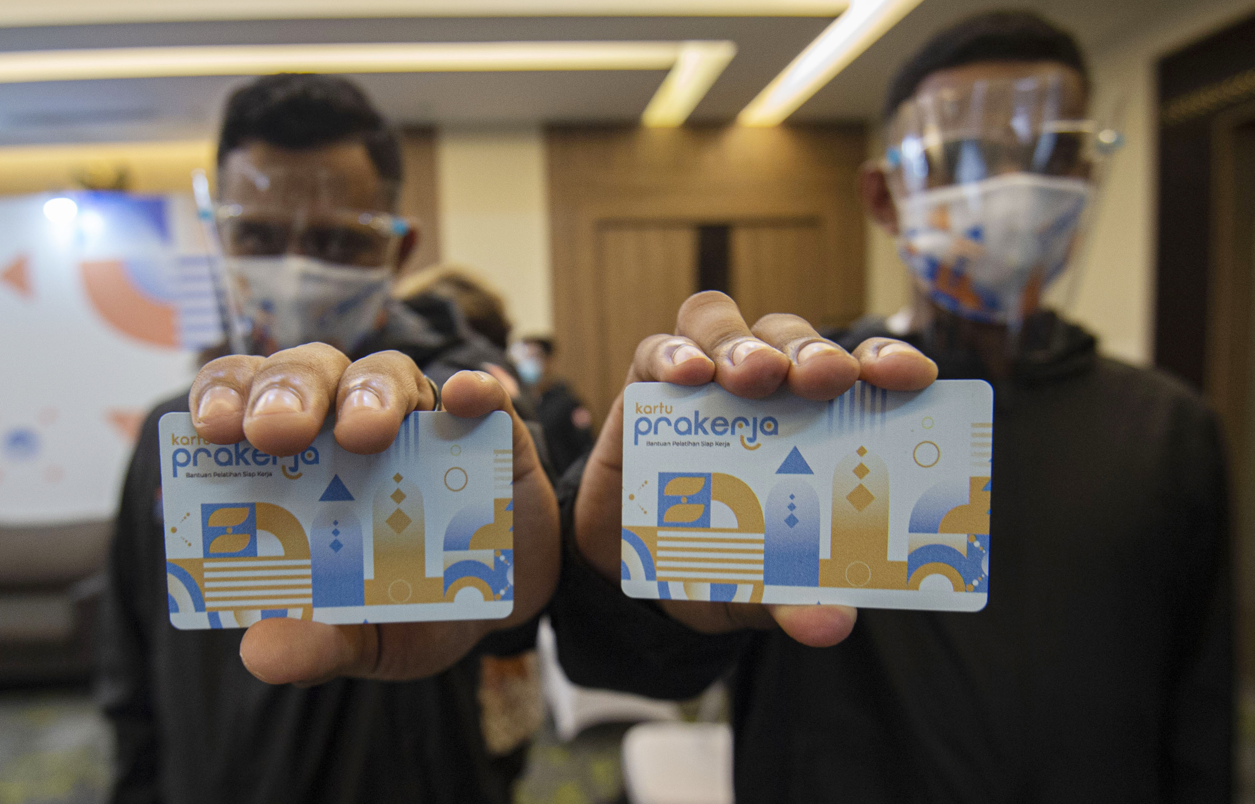 Warga penerima manfaat menunjukkan Kartu Prakerja