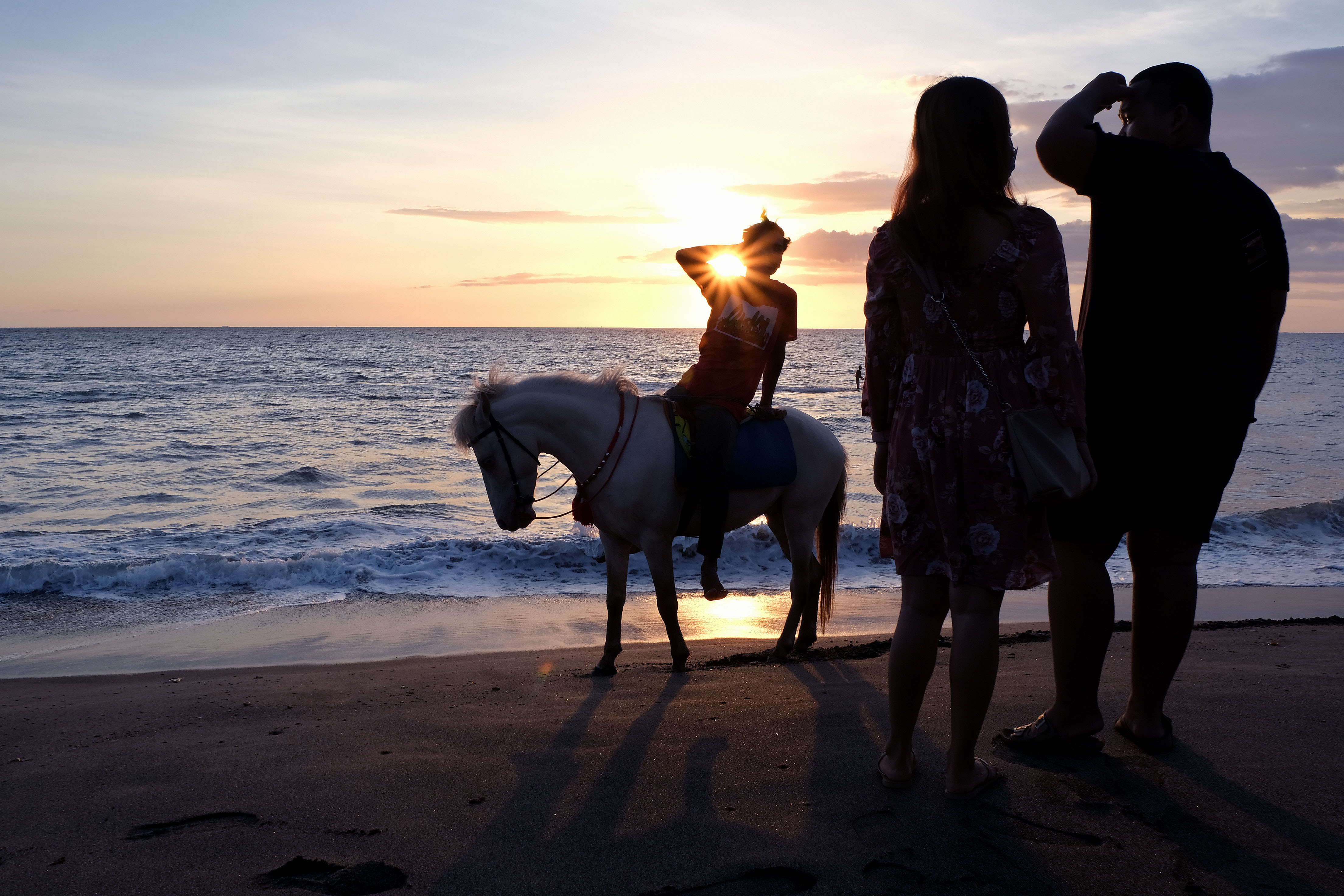 Pemilik kuda menjajakan jasa wisata berkuda di Pantai Tanjung Bias, Lombok Barat.