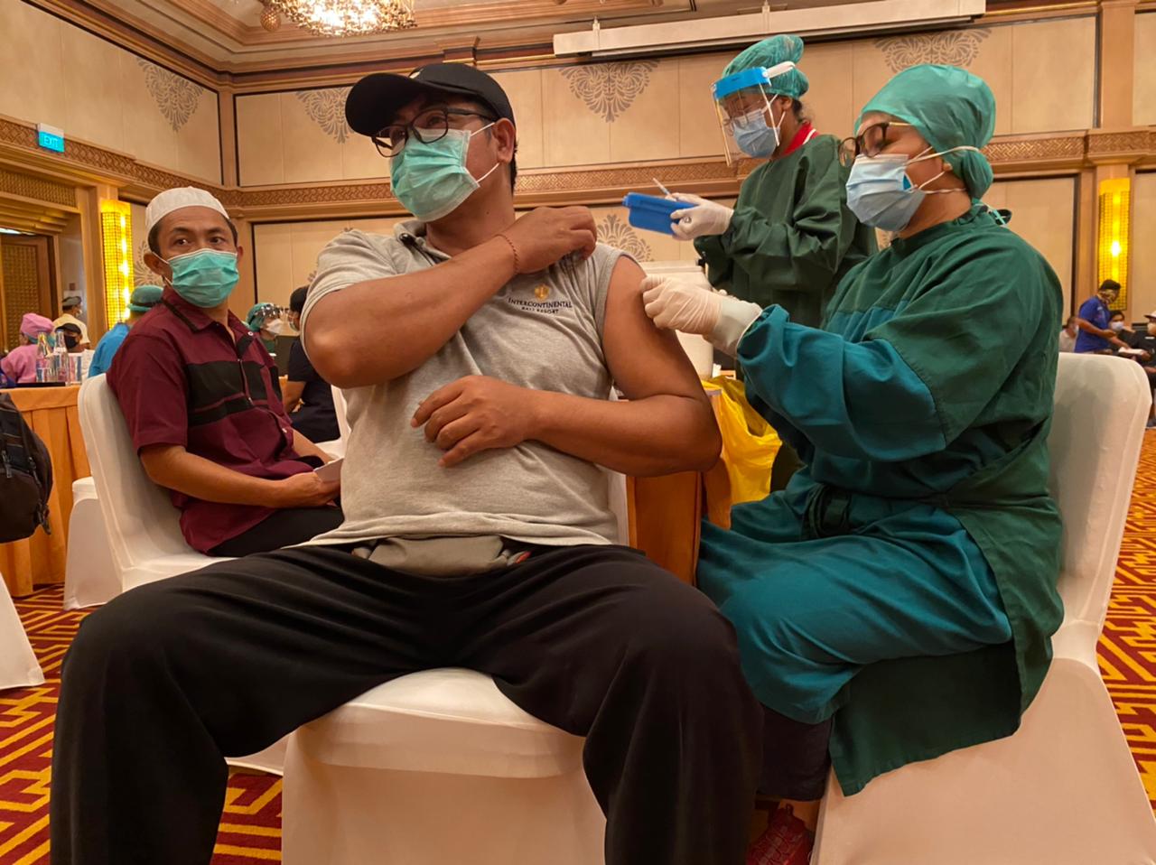 SEBANYAK 450 karyawan Intercontinental Bali Resort menjalani vaksinasi covid-19 dosis pertama pada Selasa (16/3/2021). 