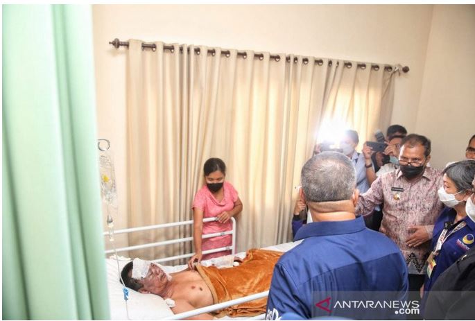 Wali Kota Makassar Moh Ramdhan Pomanto saat menjenguk Cosmas Balalembang, Senin (29/3)