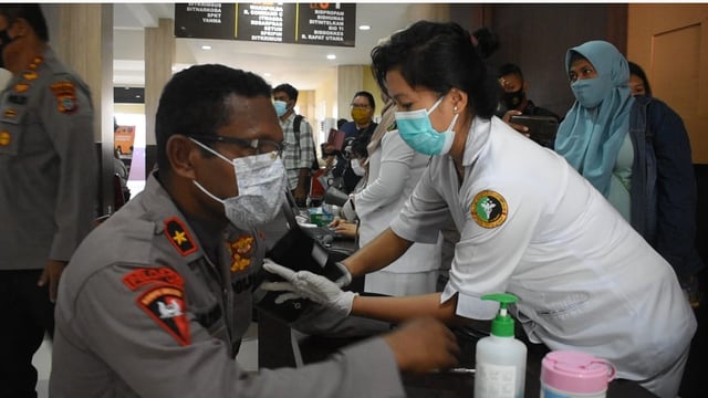 Kapolda Papua Barat, Irjen Pol Tornagogo Sihombing mendapat suntikan vaksin Covid-19 tahap kedua, Kamis (18/3/2021)