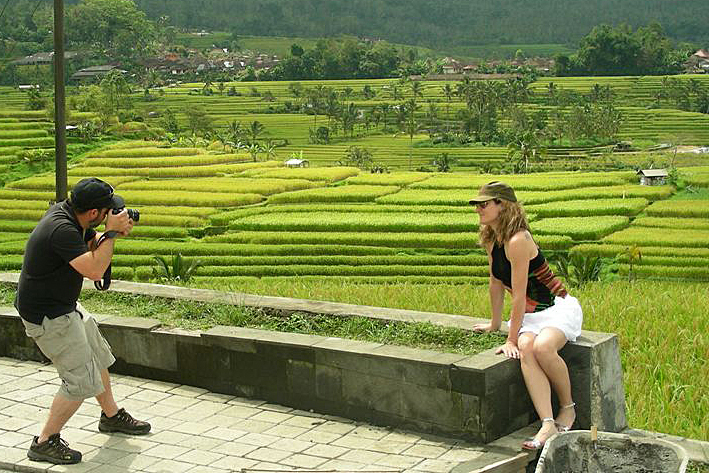 Wisatawan berfoto mengabadikan panorama eksotik sawah terasering di kawasan Jati Luwih Kabupaten Tabanan,Bali