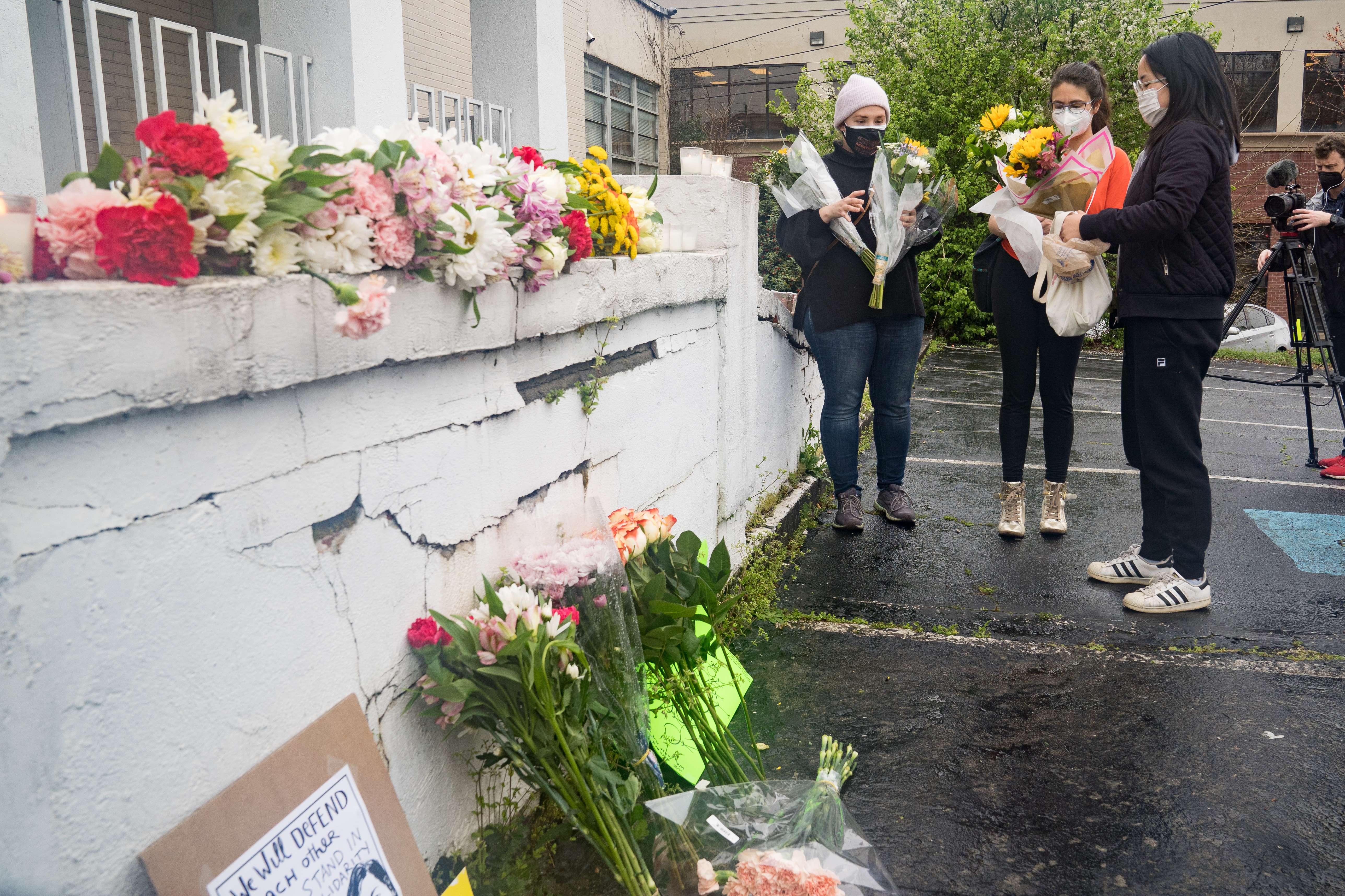Warga meletakkan bunga di lokasi penembakan di Atlanta, Amerika Serikat.