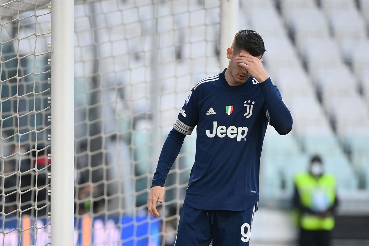 Reaksi striker Juventus Alvaro Morata saat menghadapi Benevento, Minggu (21/3). Juventus kalah 0-1.