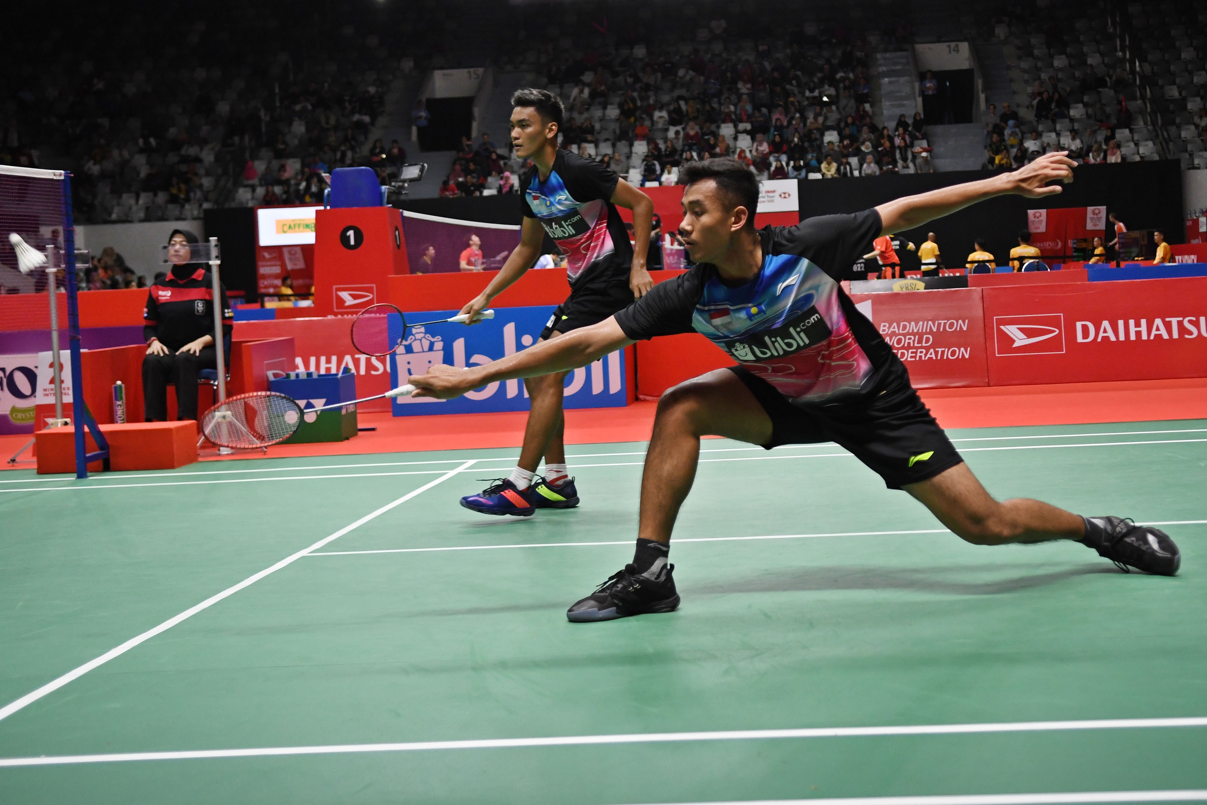 Pebulu tangkis ganda putra Indonesia Bagas Maulana (kanan) disaksikan rekannya Muhammad Shohibul Fikri.