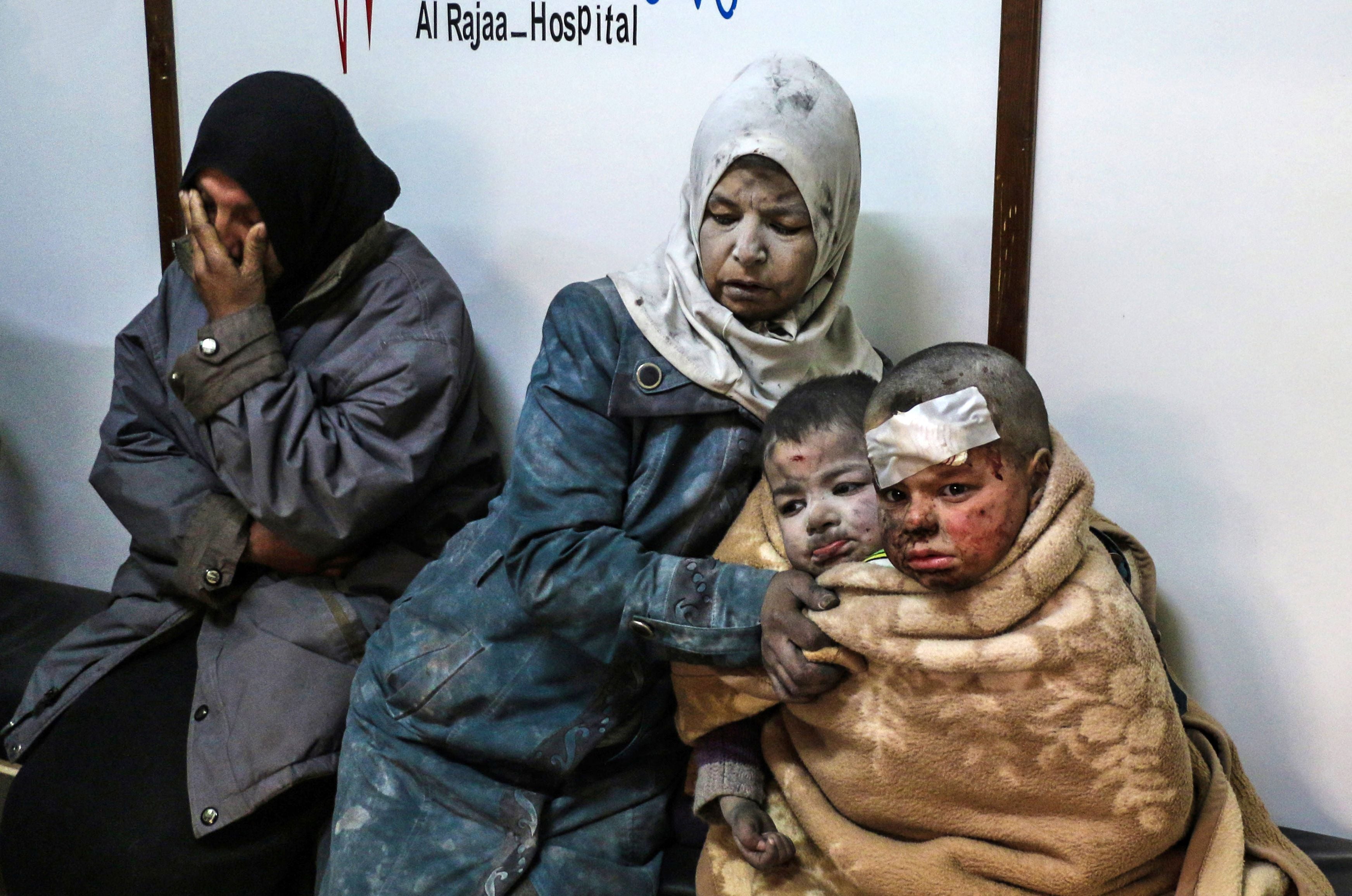 Seorang perempuan dengan dua anak yang terluka akibat serangan militer di sebuah rumah sakit di Distrik Barzah, Damaskus, Suriah.   