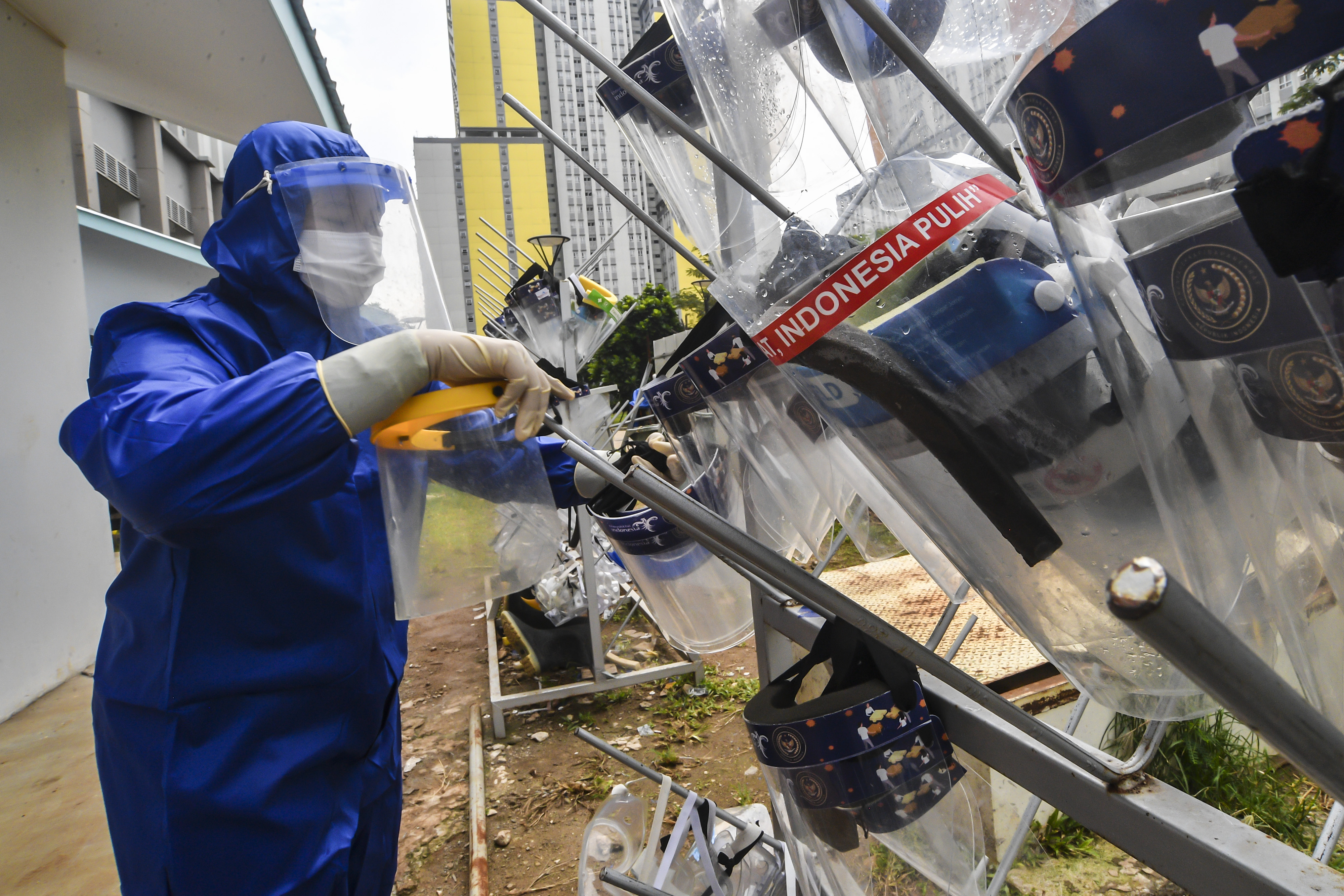 Seorang tenaga kesehatan menjemur APD pelindung wajah di Rumah Sakit Darurat COVID-19 Wisma Atlet, Kemayoran, Jakarta, Selasa (2/3/2021). 