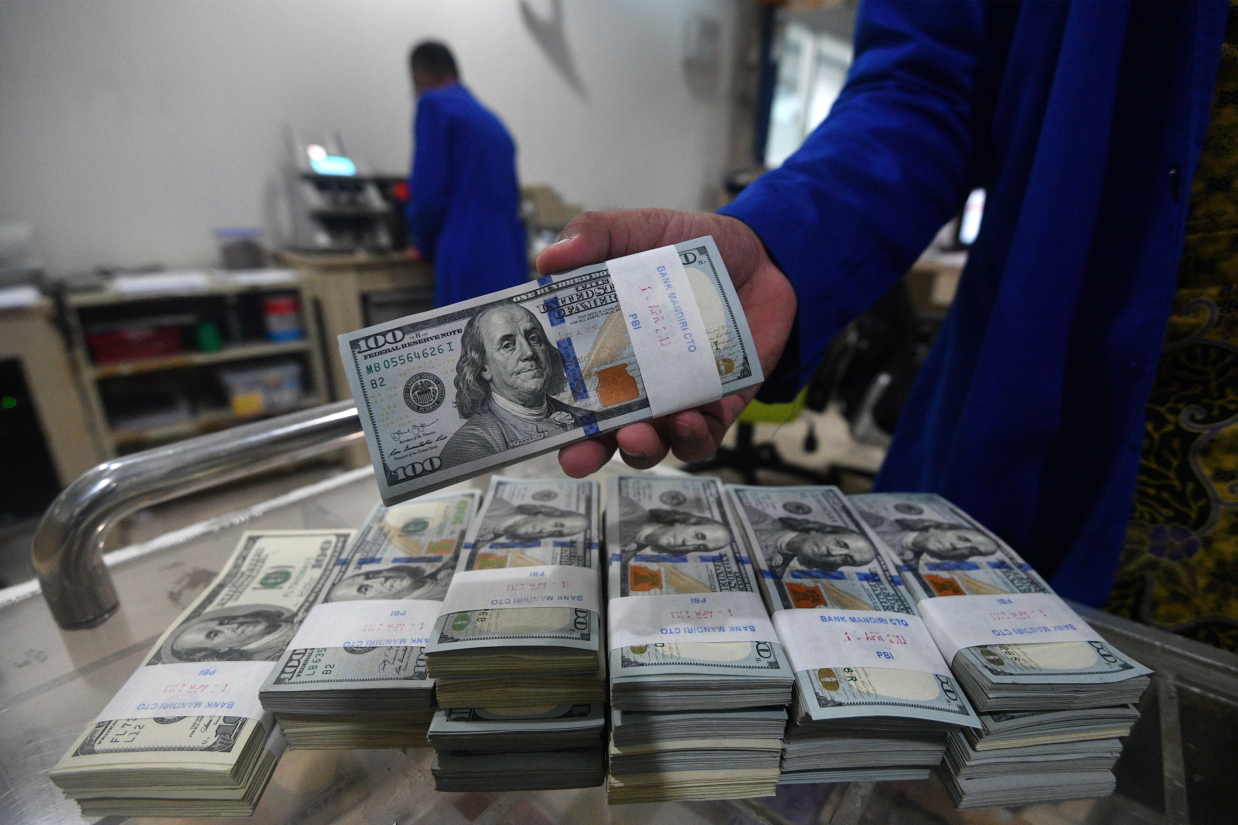 UTANG LUAR NEGERI MELAMBAT: Petugas menata tumpukan uang dolar AS di Cash Center Bank Mandiri, Jakarta, Rabu (18/4).