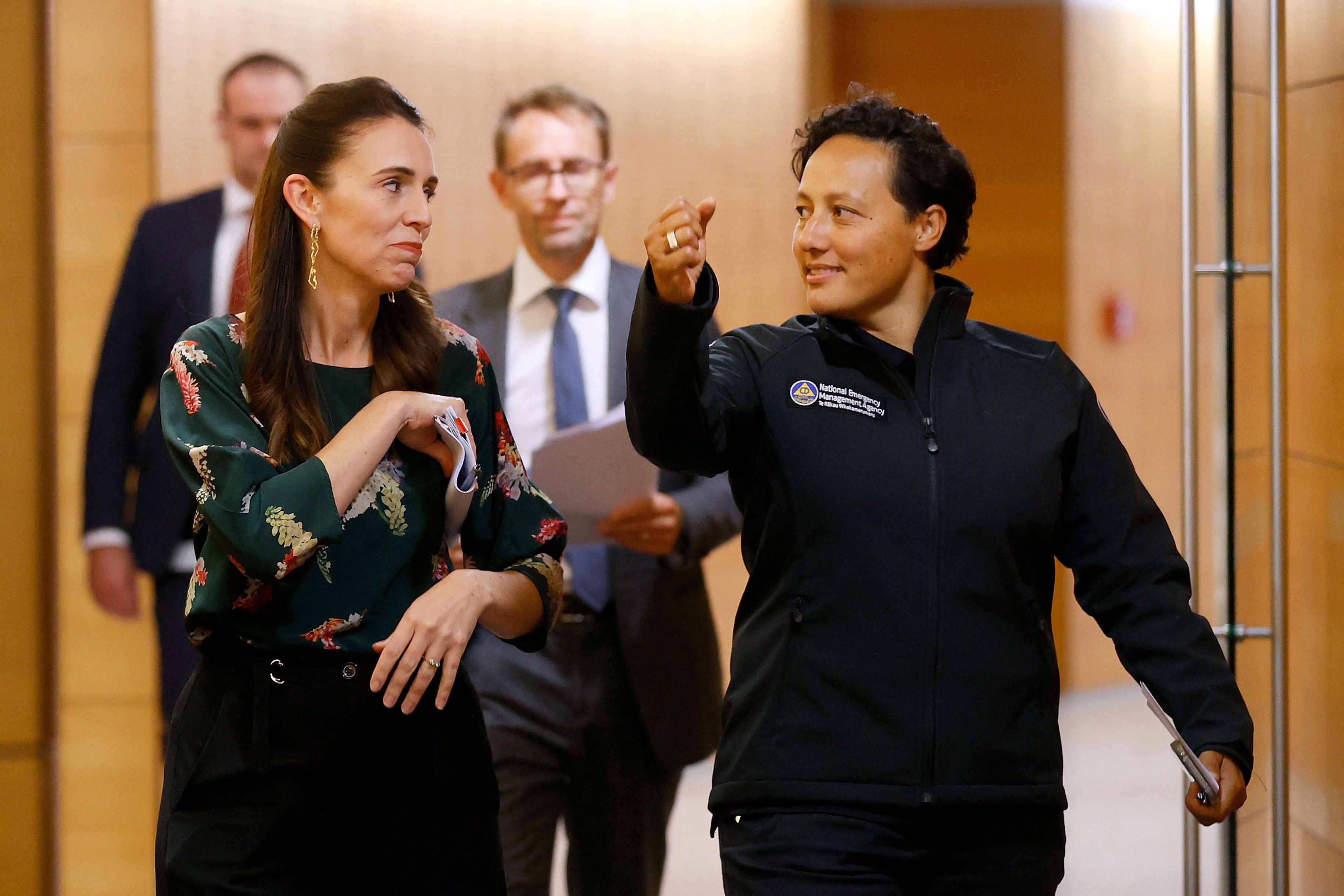 PM Selandia Baru Jacinda Arder (kiri) dan Menteri Manajemen Kedaruratan Kiritapu Allan membahas covid-19 dan gempa melanda negara itu.