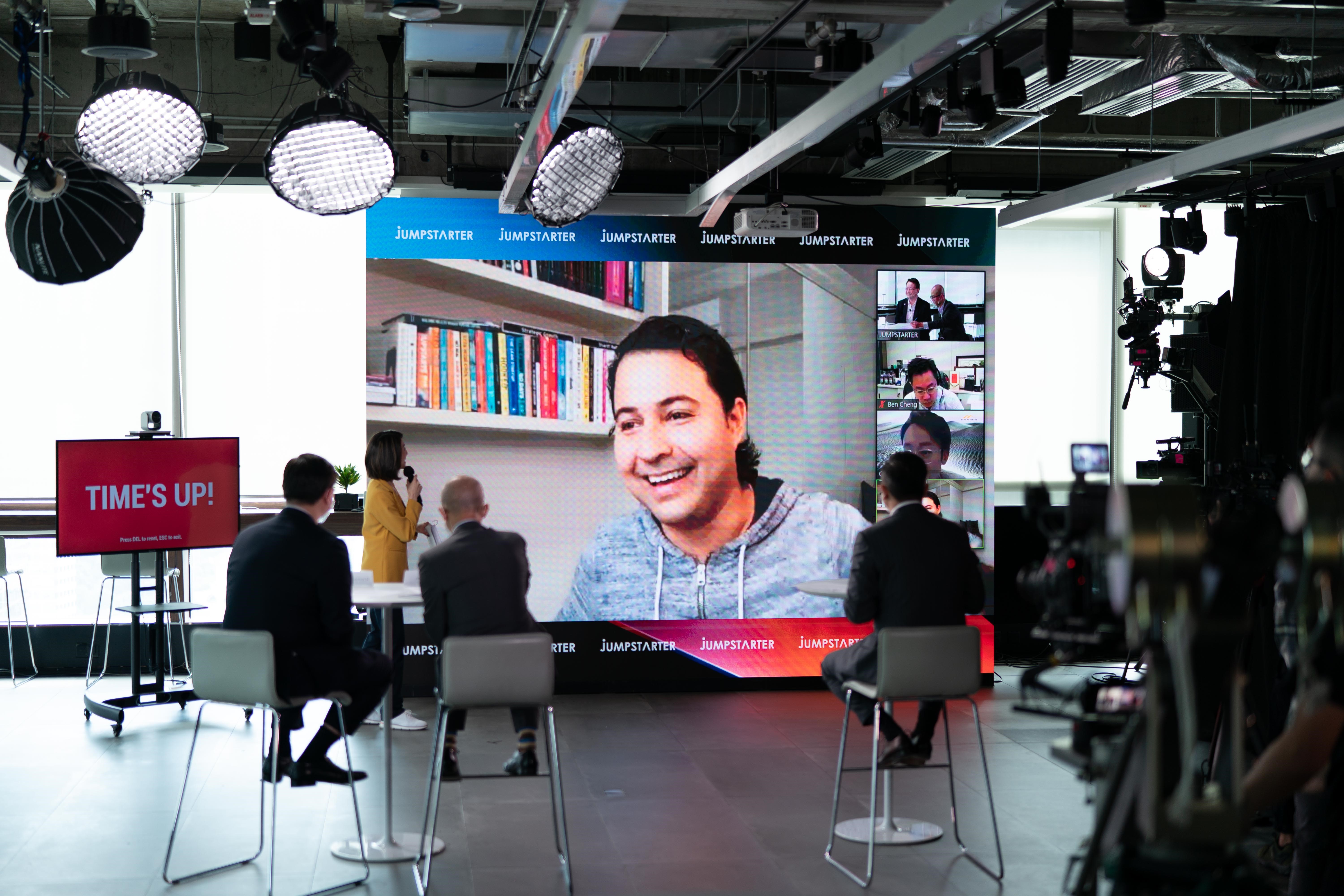 Shariff Raffi, pendiri dari startup solusi teknologi asal Indonesia, Outpos, berinteraksi dengan para juri pada salah satu sesi pitching.