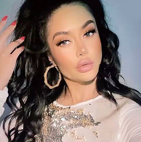 Selebritis Hollywood Kim Lee mengenakan perhiasan dari UBS Gold