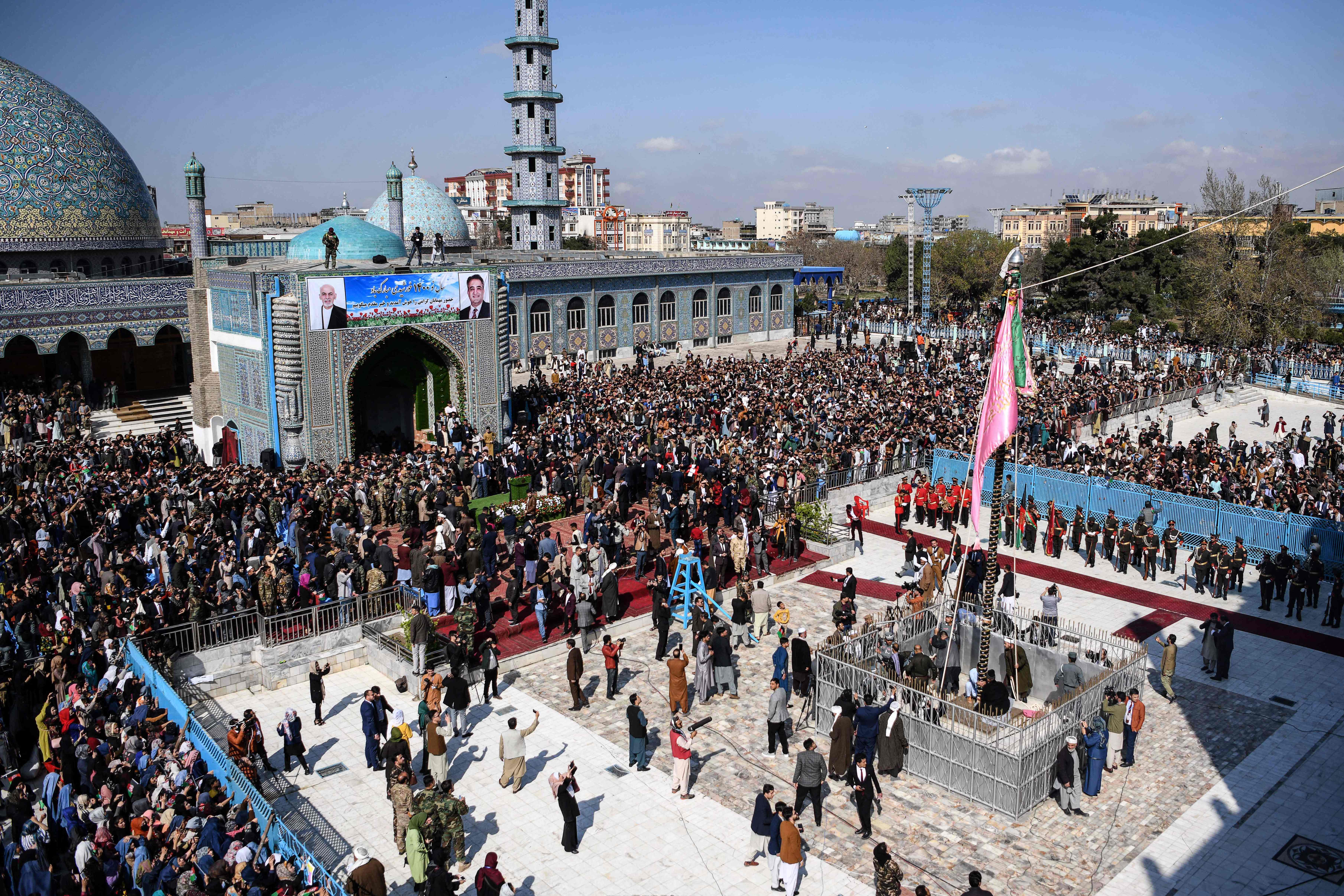 Suasana perayaan Tahun Baru Persia 'Nowruz', di Mazar-i-Sharif di Kabul, Afghanistan, Sabtu (21/3/2021)