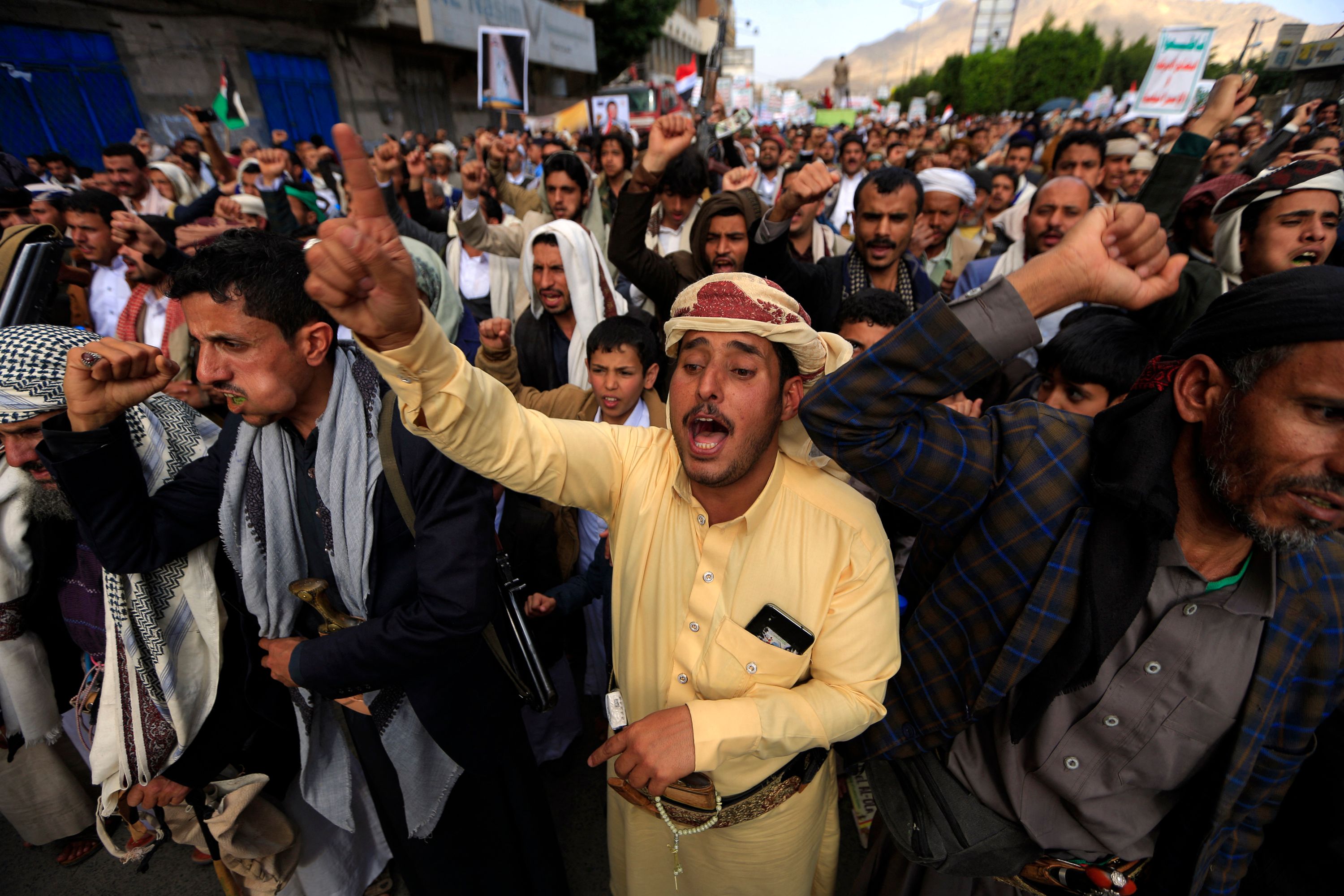 Kelompok pemberonrak Houthi Yaman dituding sebagai penyerang terminal minyak mentah Arab Saudi.