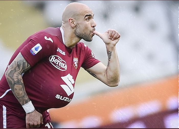 Pemain Torino Simone Zaza melakukan selebrasi usai mencetak gol ke gawang Sassuolo di laga Serie A.