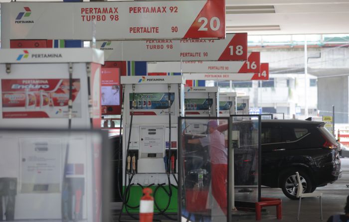 Pegawai melayani pengisian bahan bakar di salah satu SPBU Pertamina di Jakarta.