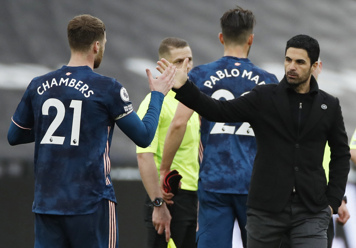 Pelatih Arsenal Mikel Arteta menyalami pemainnya usai laga melawan West Ham, Minggu (21/3). Arsenal harus puas dengan hasil 3-3.