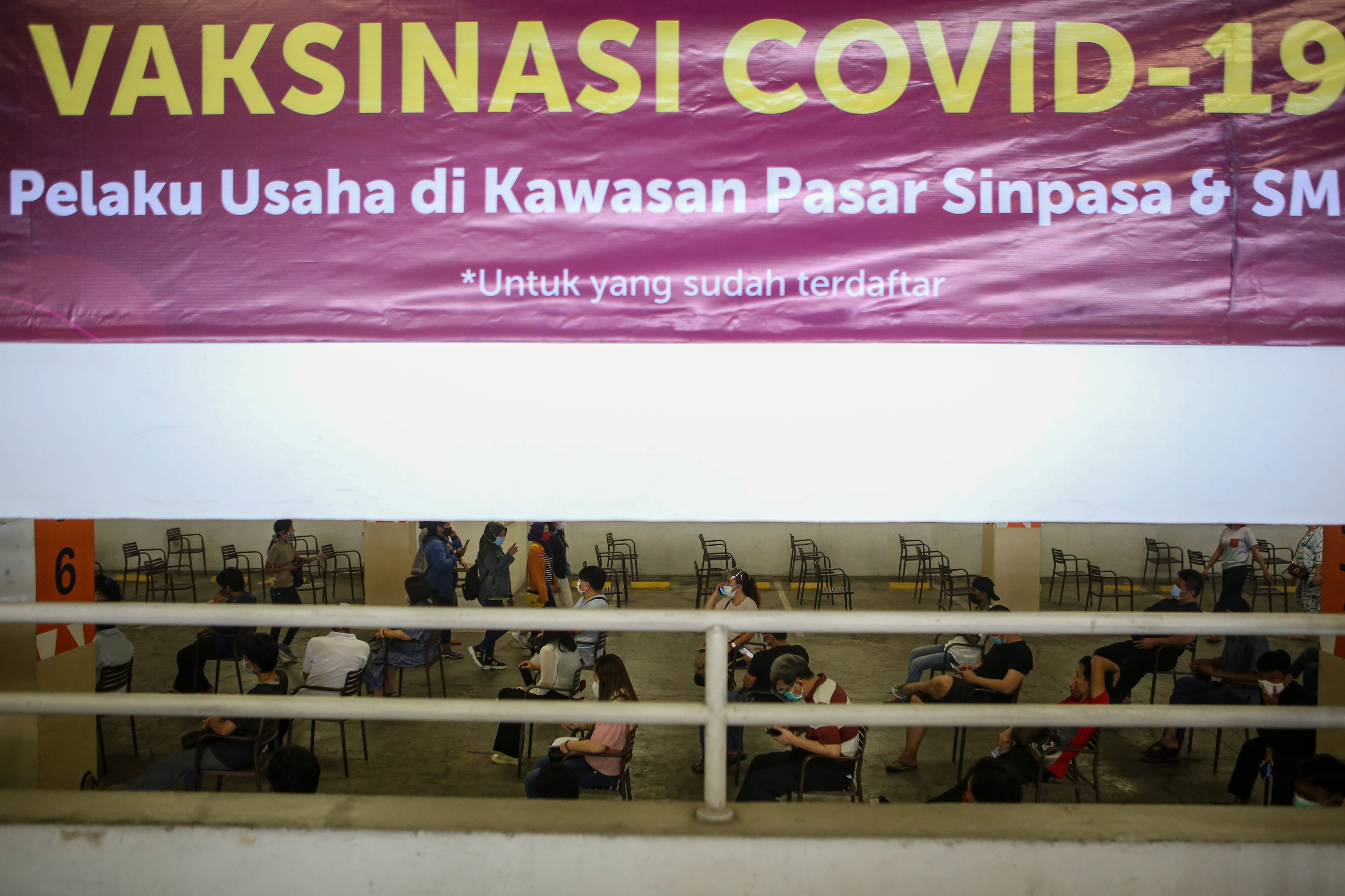  Sejumlah pedagang antre sebelum mengikuti vaksinasi di Summarecon Mall Serpong, Kabupaten Tangerang, Banten, Selasa (9/3/2021).