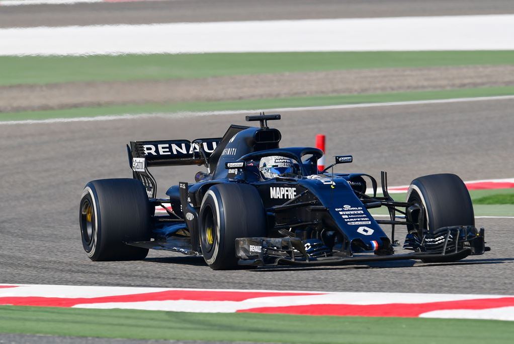 Sirkuit Internasional Bahrain memperlihatkan pembalap Renault Spanyol Fernando Alonso mengambil bagian dalam uji coba di trek Grand Prix. 