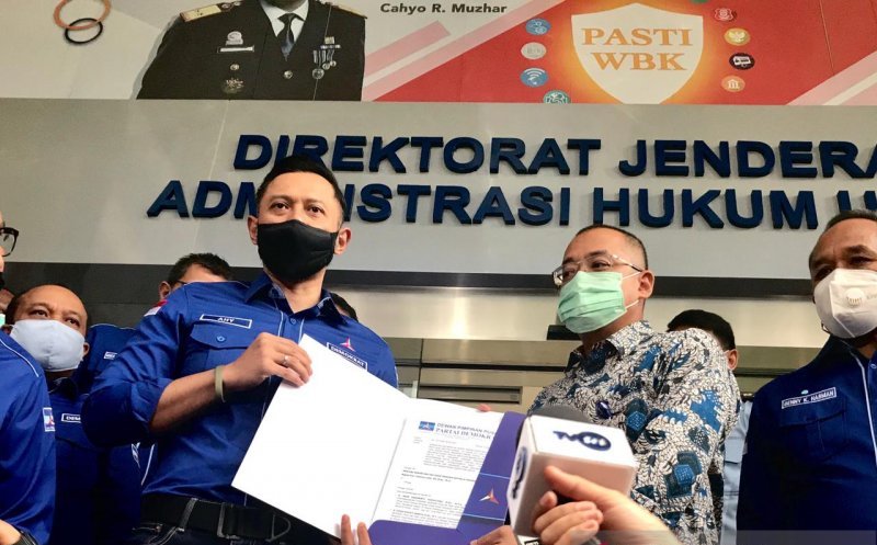 Ketua Umum Partai Demokrat Agus Harimurti Yudhoyono menyerahkan lima boks kontainer bukti atau dokumen ke Kemenkumham.