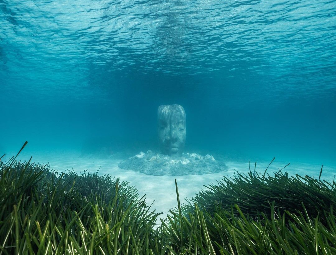 Instalasi seni dalam laut karya Jason deCaires Taylor di lepas pantai Cannes, Prancis.