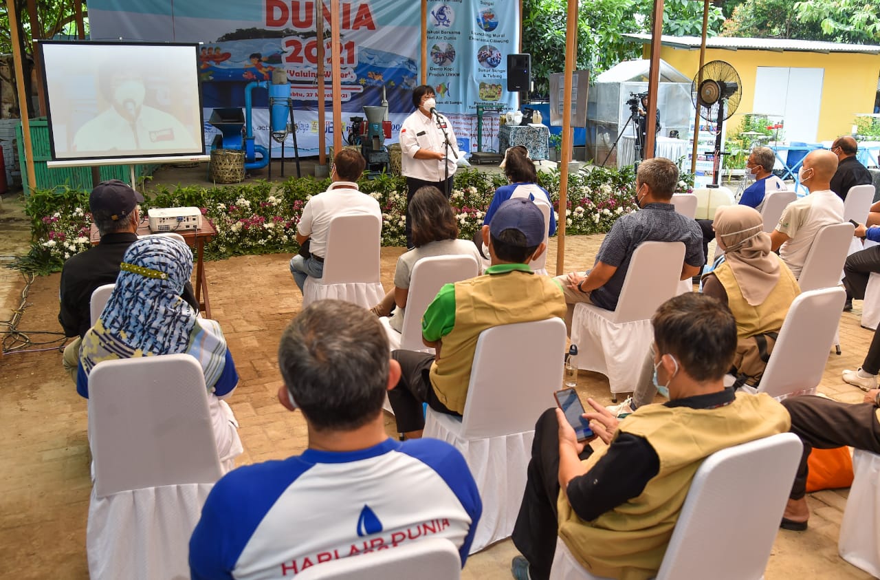 Menteri LHK Siti Nurbaya bersama masyarakat dan komunitas Gerakan Ciliwung Bersih (GCB) memperingati Hari Air Dunia (HAD)  2021 di Jakart