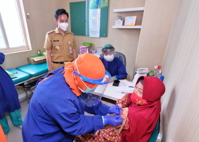 Wali Kota Surakarta Gibran memantau proses pelaksanaan vaksinasi