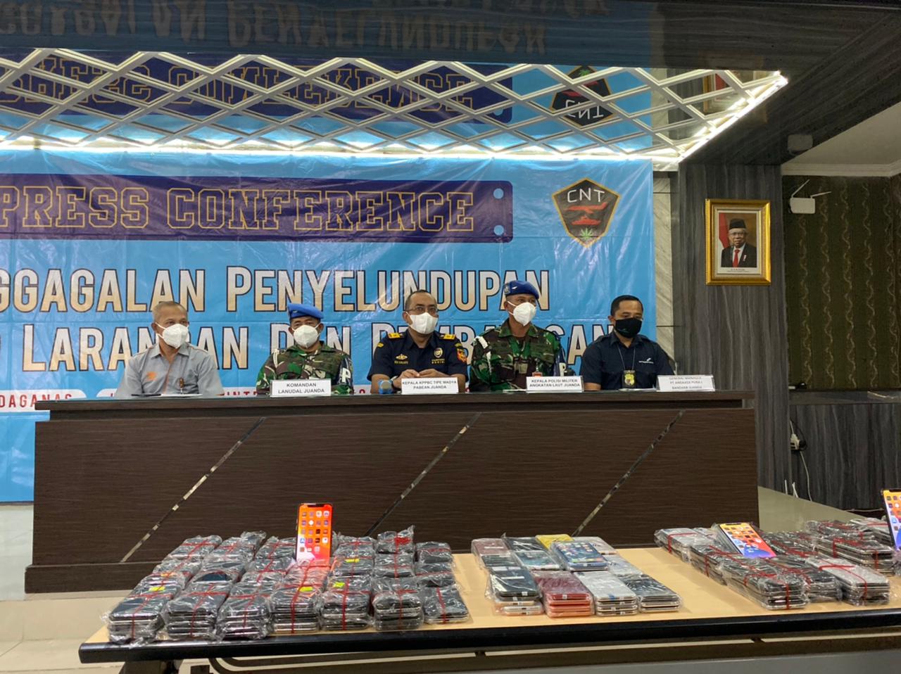 Bea dan Cukai Juanda bersama Satuan Petugas Pengamanan Pangkalan Udara TNI Angkatan Laut Juanda gagalkan penyelundupan iPhone dari Batam.