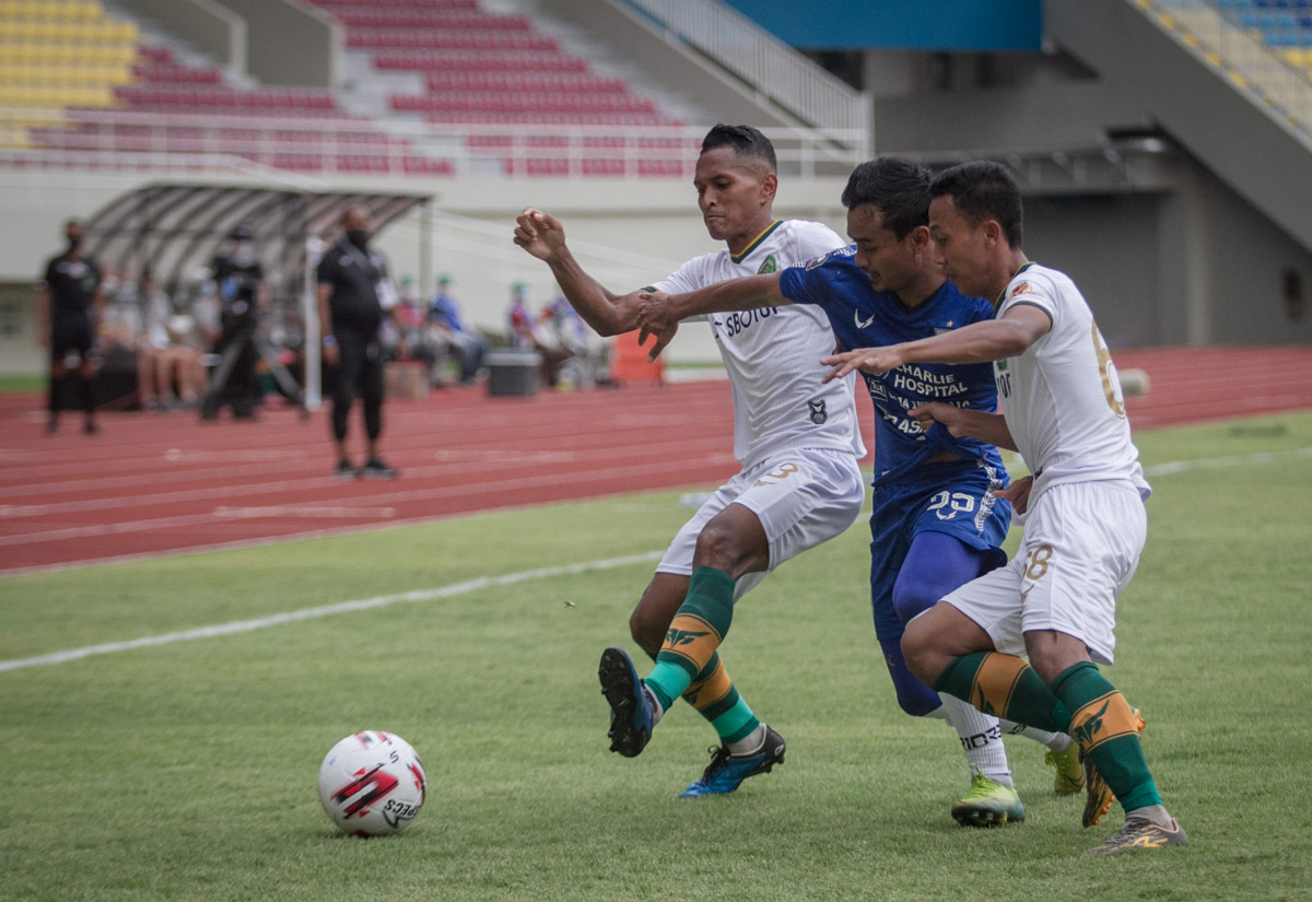 Pemain PSIS (tengah) dijepit dua pemain TIRA Persikabo dalam laga Grup A Piala Menpora 2021, Kamis (25/3).