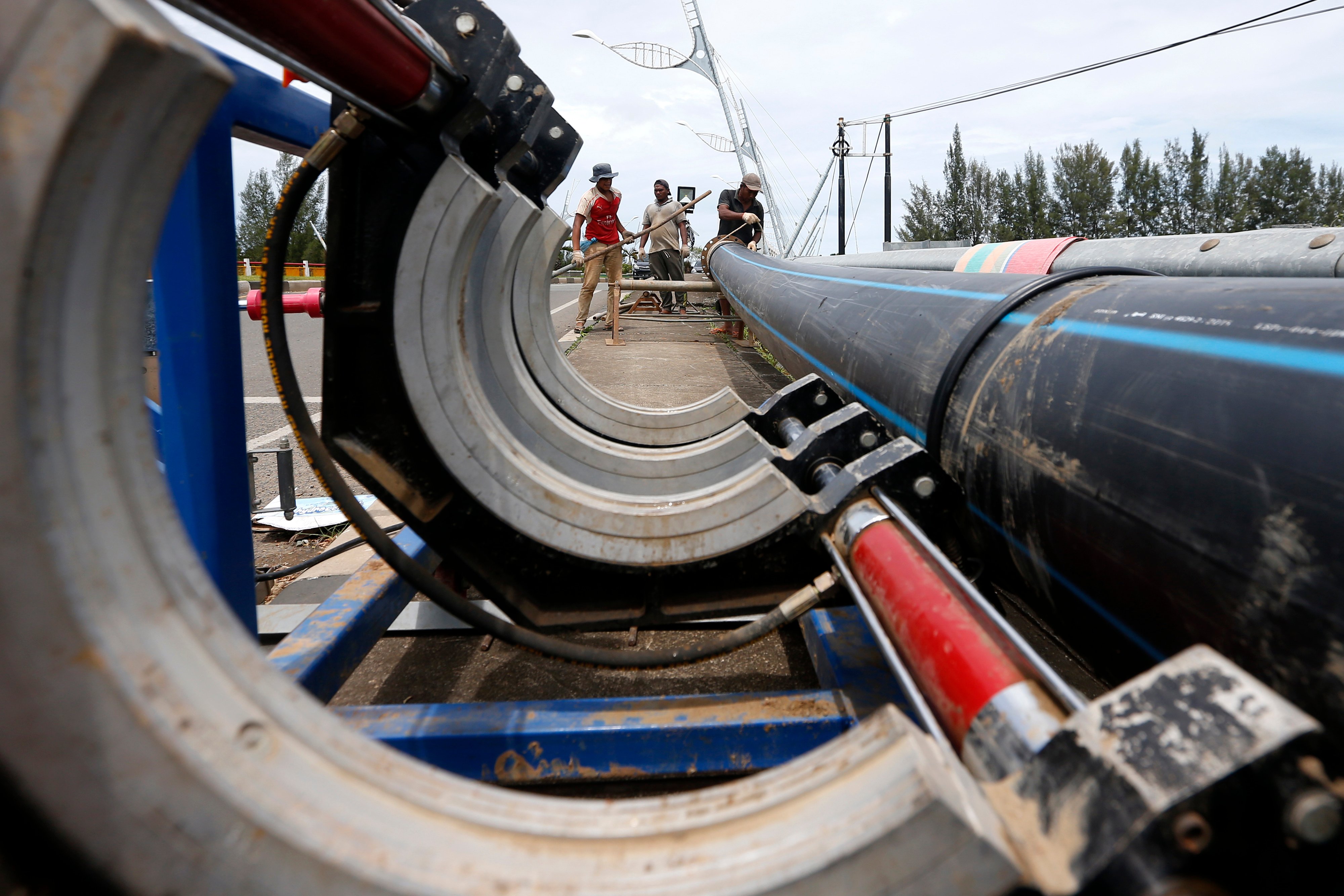 Pekerja merangkai pipa untuk mengalirkan air bersih PDAM di Banda Aceh.