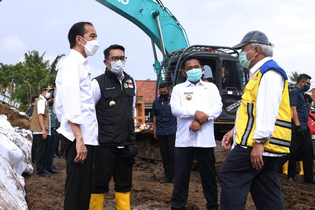 Presiden Joko Widodo meninjau lokasi jebolnya tanggul Sungai Citarum di Pebayuran, Kabupaten Bekasi, Jawa Barat, beberapa waktu lalu.